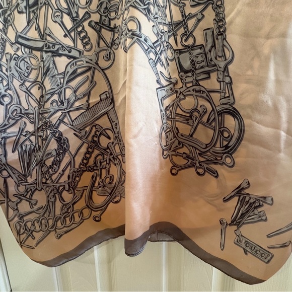 Gucci Horse Pink Silk Scarf with Gucci Designer Box - Picture 11 of 13